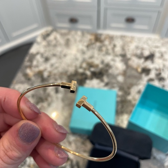 T Wire Bracelet in gold - Picture 5 of 8